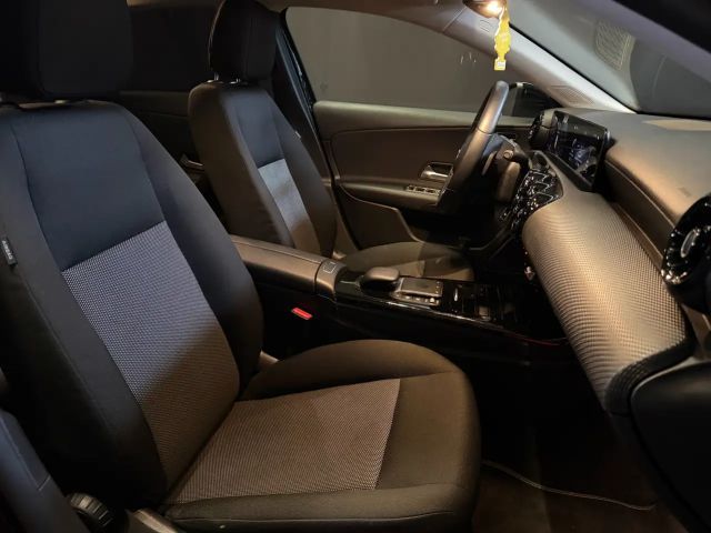 Mercedes-Benz A 180 A 180 d