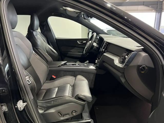 Volvo XC60 AWD Dark Plus