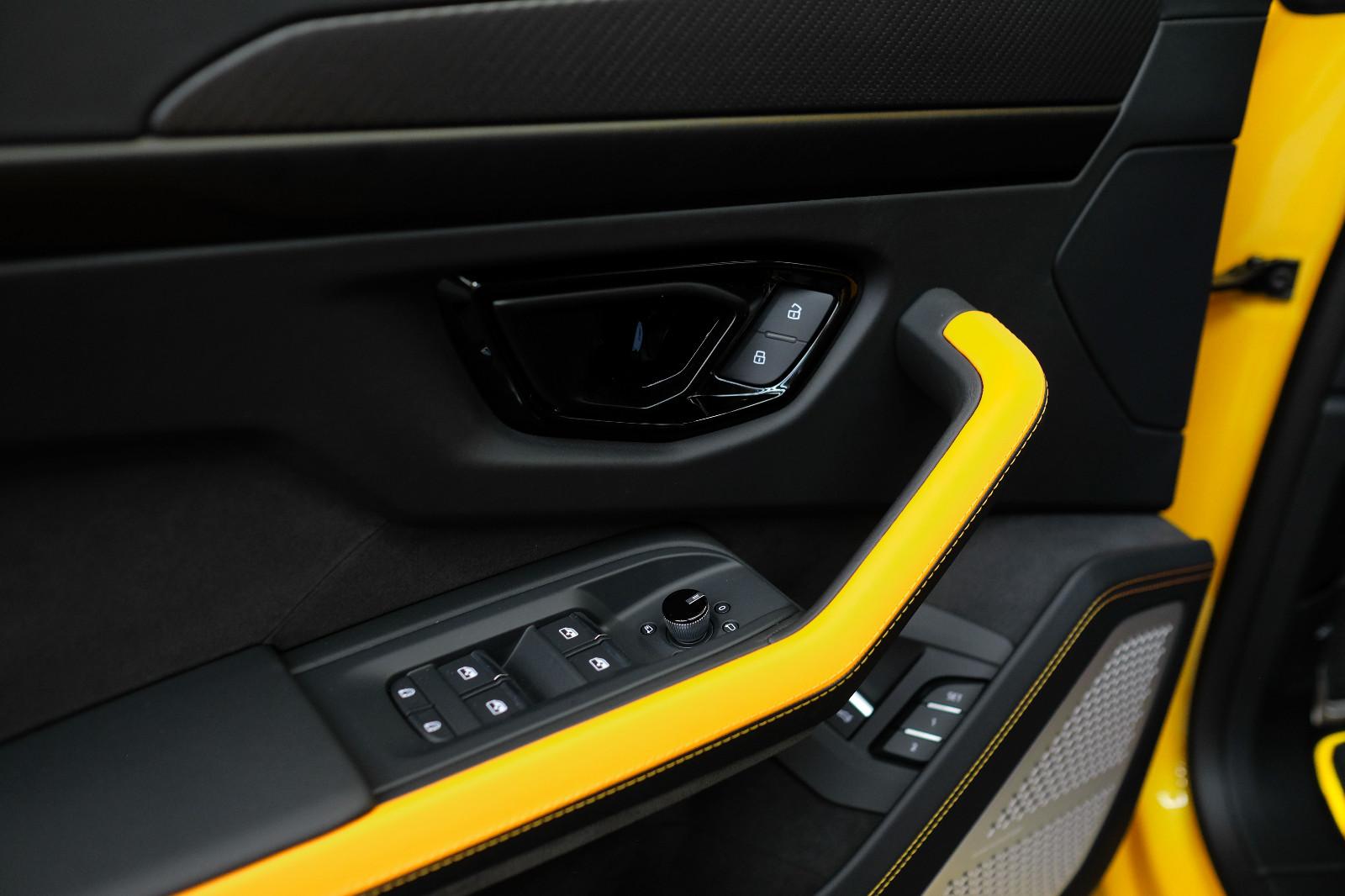 Lamborghini Urus SE/CARBON/B&O/PANO/MASSAGE/23ZOLL/STYLE PAC