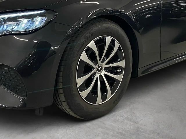 Mercedes-Benz E 200 Sedan