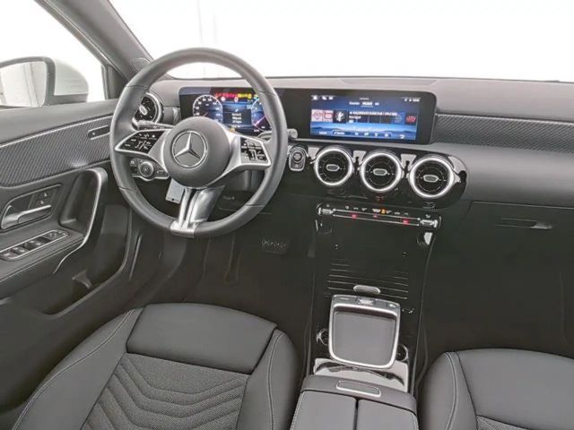 Mercedes-Benz A 180 , AHK, 7G-DCT, Progr. Advanced, Winter-Pak., Ka...