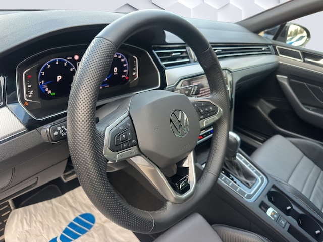 Volkswagen Passat Elegance R-Line
