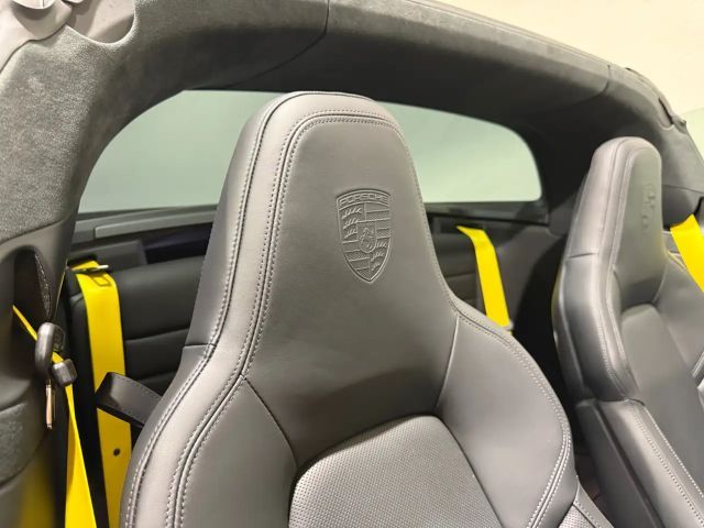 Porsche 992 4 Cabrio GTS Targa