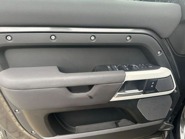 Land Rover Defender 110 D250 Dynamic SE