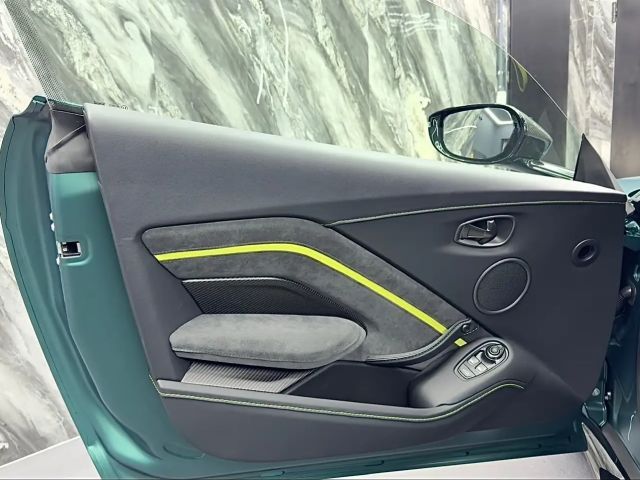 Aston Martin Vantage V8