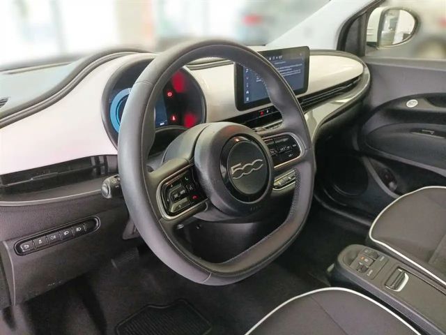 Fiat 500e Sitzheizung Rückfahrkamera Parksensoren