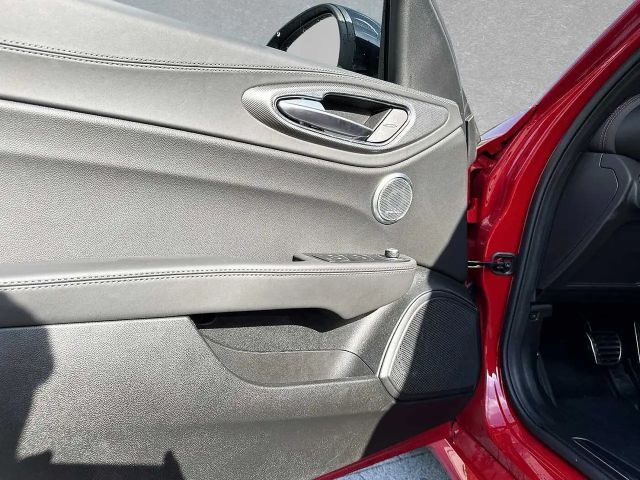 Alfa Romeo Giulia AT8 Q4 Turbo