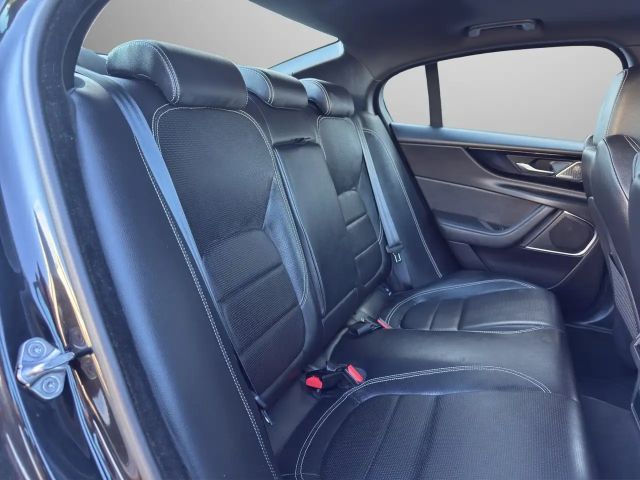 Jaguar XE AWD D200 R-Dynamic S