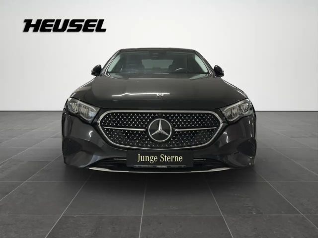 Mercedes-Benz E 200 AVANTGARDE Sedan