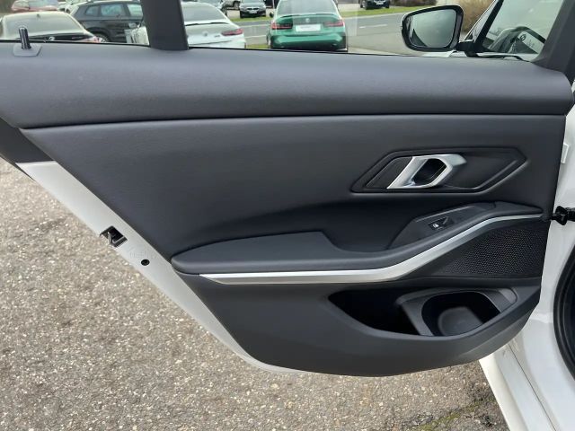 BMW 320 320i M-Sport Sedan