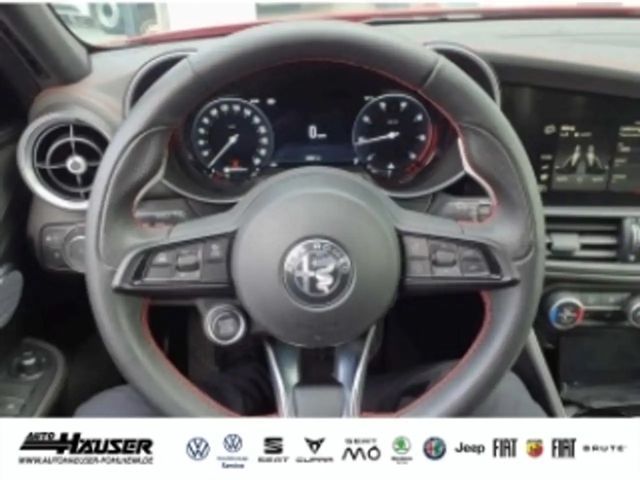 Alfa Romeo Giulia AT8 Q4 Turbo