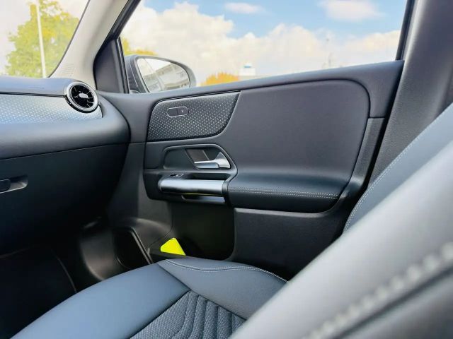 Mercedes-Benz B 200 Progressive Sedan