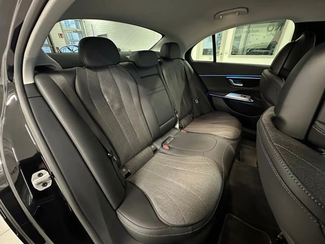 Mercedes-Benz E 300 E 300 e Sedan