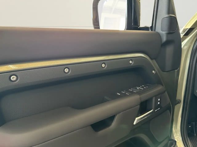 Land Rover Defender 110 D250 Dynamic SE