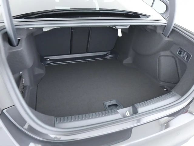 Mercedes-Benz E 200 Sedan