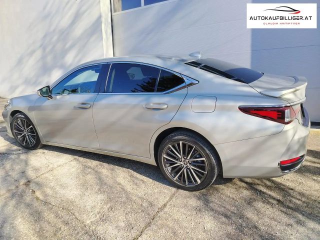 Lexus ES Business Line