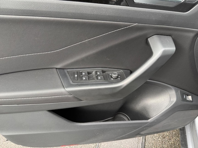 Volkswagen T-Roc T-Roc R-Line 2.0 l TSI OPF 4MOTION 140 k W (190 PS) 7-Gang-Doppelkupplungsgetrieb DSG