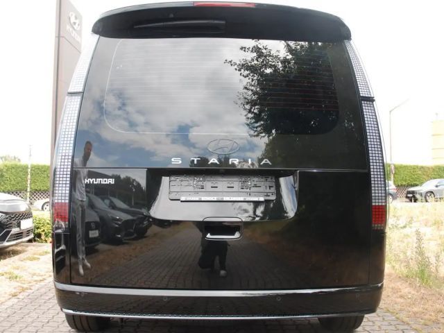 Hyundai Staria Signature