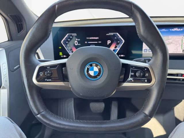 BMW iX *** LUFTFEDERUNG *** AHK ** NP 124.000,- *** -53%