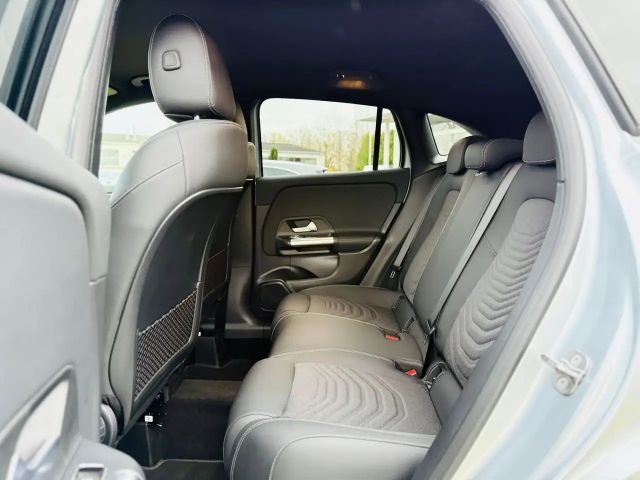 Mercedes-Benz GLA 200 Progressive Sedan