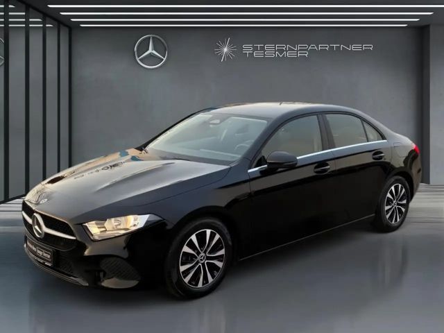 Mercedes-Benz A 180 Limousine AHK Kamera CarPlay SHZ VorrDistr