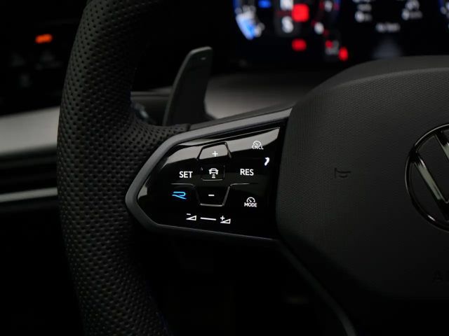 Volkswagen Golf Black Edition PANO HUD AHK 360° ACC MA