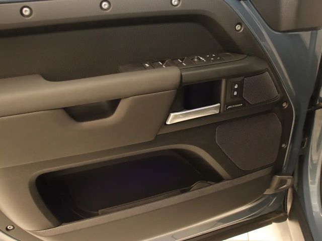 Land Rover Defender 110 D300 Dynamic SE