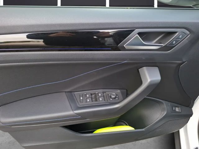 Volkswagen T-Roc R 4M Matrix Navi Akrapovic Pano AID ACC RFK 19"