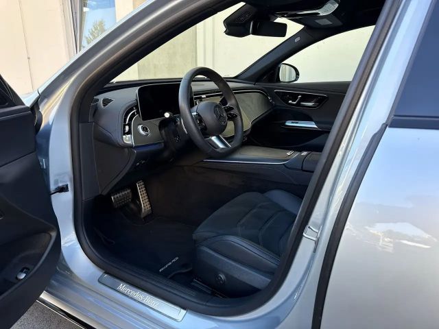 Mercedes-Benz E 200 4MATIC Sedan