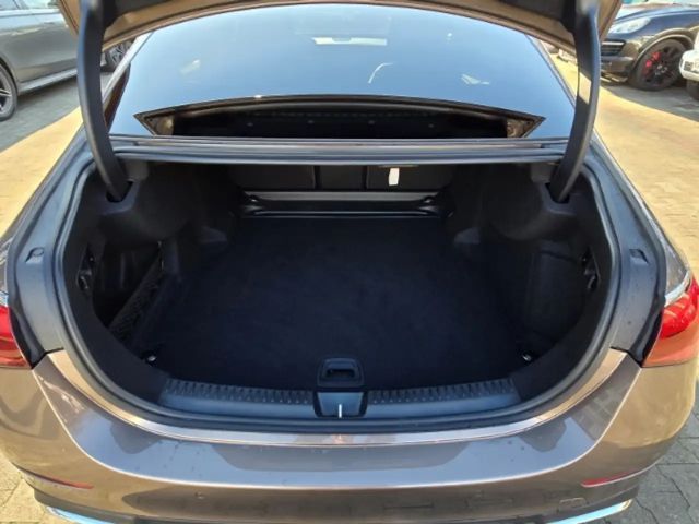 Mercedes-Benz E 200 AMG Line Sedan