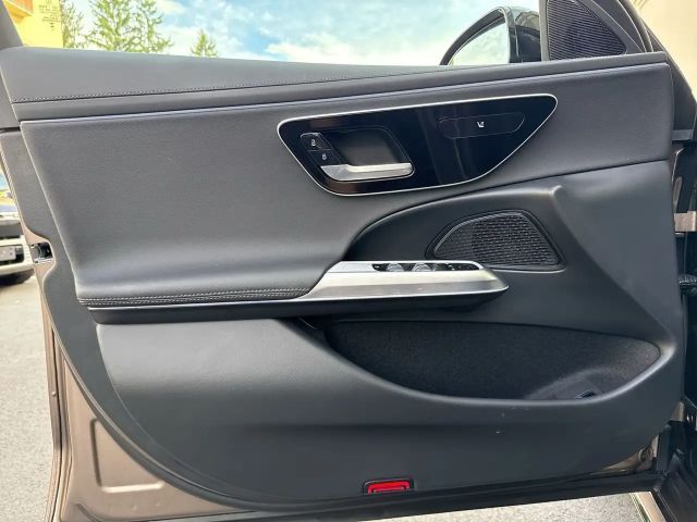 Mercedes-Benz E 200 4MATIC Sedan