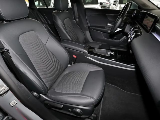 Mercedes-Benz CLA 180 TOTWINKEL+DISTRONIC+360°