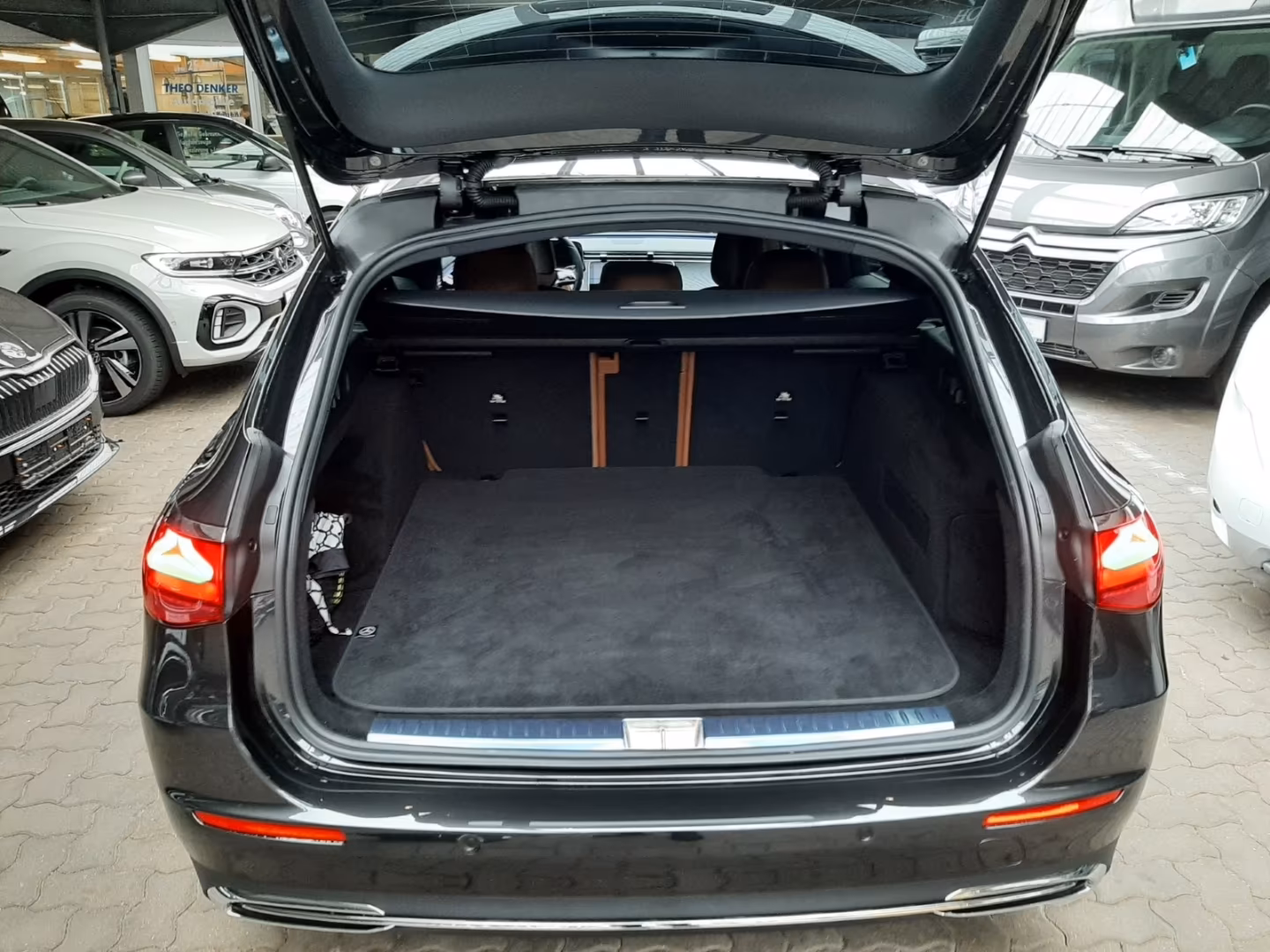 Mercedes-Benz E 220 AVANTGARDE E 220 d Estate