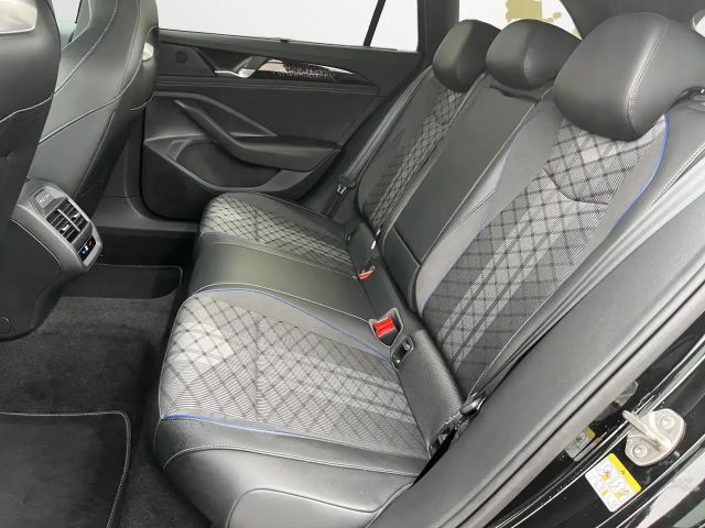 Volkswagen Passat 1.5 eTSI DSG R-Line Variant