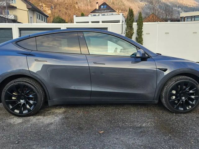 Tesla Model Y AWD Performance