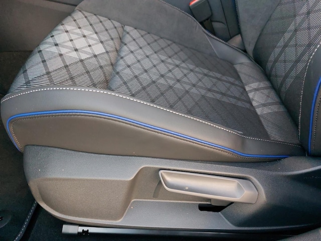 Volkswagen Golf 1.5 eTSI DSG R-Line