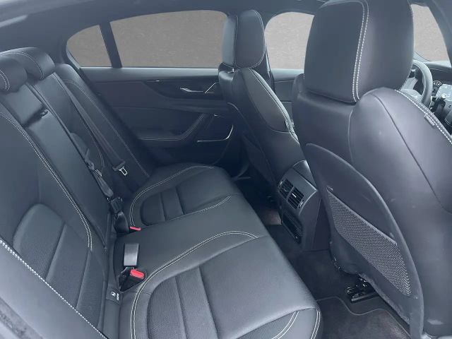 Jaguar XE P250 R-Dynamic