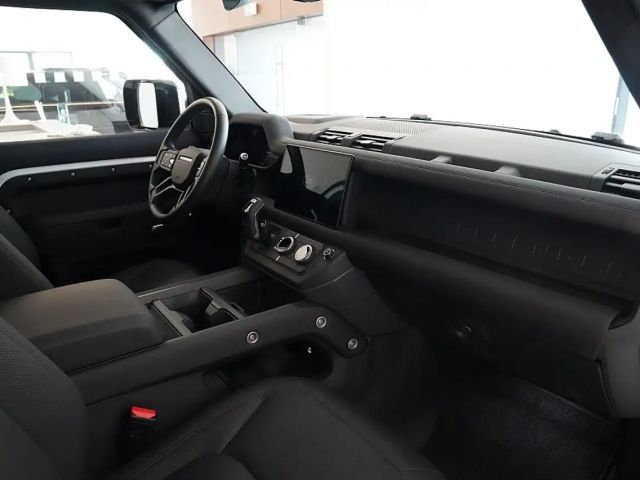 Land Rover Defender 110 D250 Dynamic SE