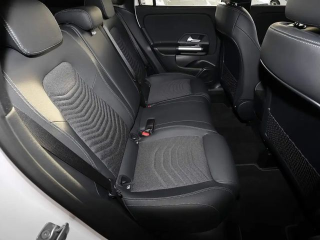 Mercedes-Benz GLA 180 PANO+KAMERA+KEYLESS+DISTRONIC+TOTWINKEL