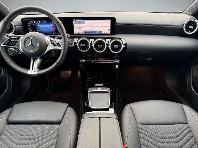 Mercedes-Benz A 200 Limousine PTS Cam Navi Wide LED SHZ