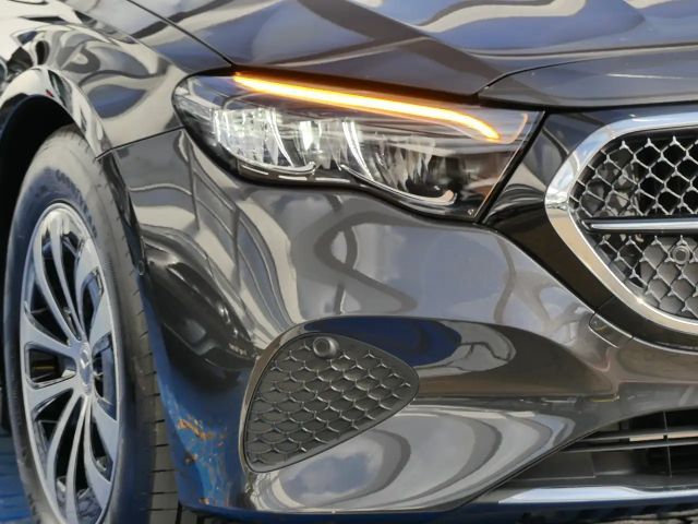 Mercedes-Benz E 200 AVANTGARDE Sedan