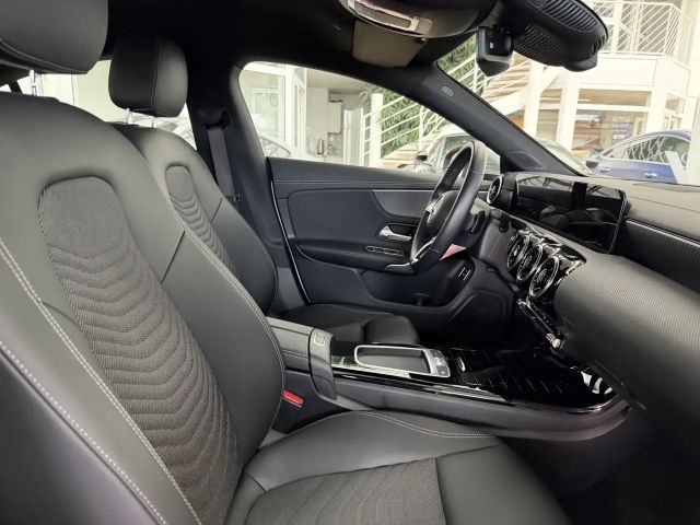 Mercedes-Benz CLA 180 Sedan Urban