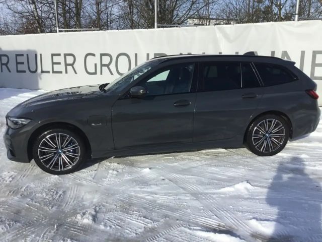 BMW 330 330e M-Sport xDrive