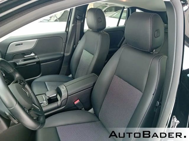 Mercedes-Benz GLA 180 GLA 180 7G MBUX Park-Spur-Pkt RF-Kamera DAB Shz