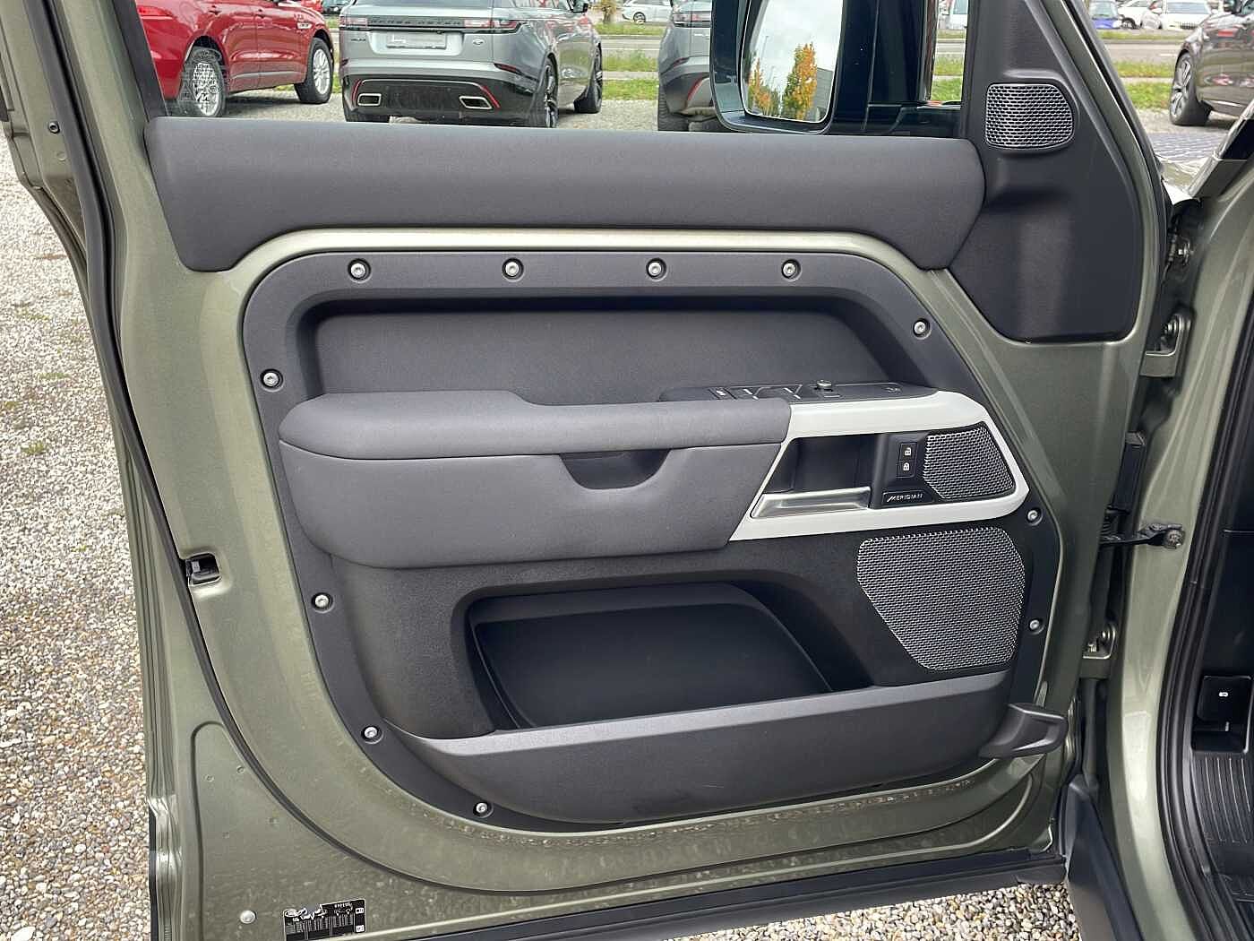 Land Rover Defender 110 S