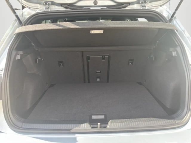 Volkswagen Golf 1.5 eTSI Golf VIII R-Line