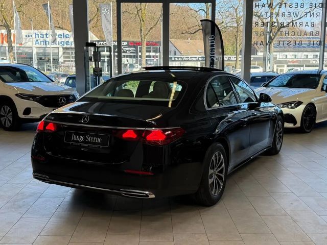 Mercedes-Benz E 200 AVANTGARDE Sedan