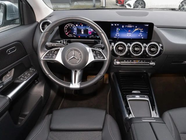 Mercedes-Benz GLA 180 ACC LED Navi SHZ Winterp. Fernlichtass.