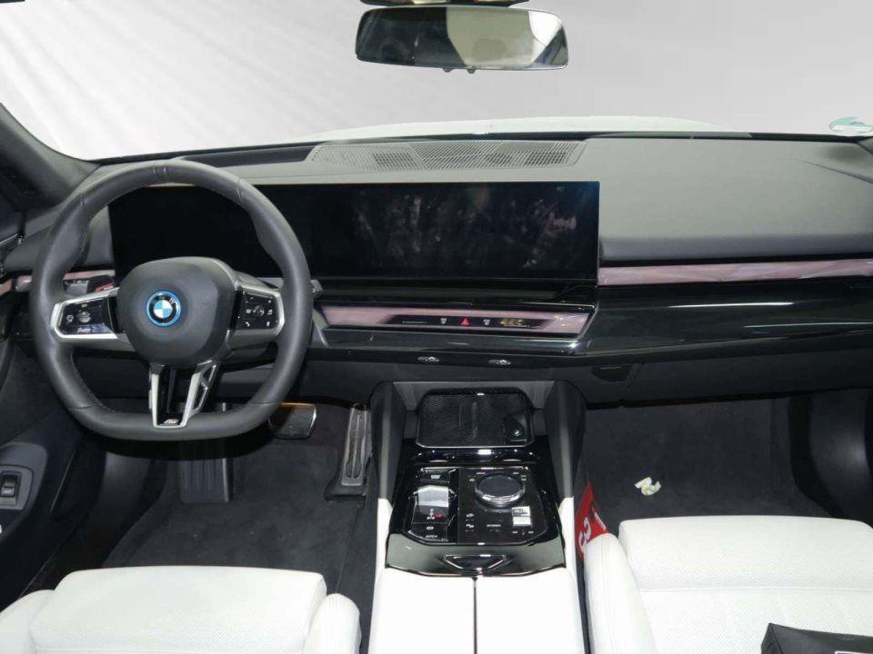 BMW i5 eDrive40