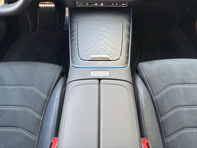 Mercedes-Benz E 200 4MATIC Sedan